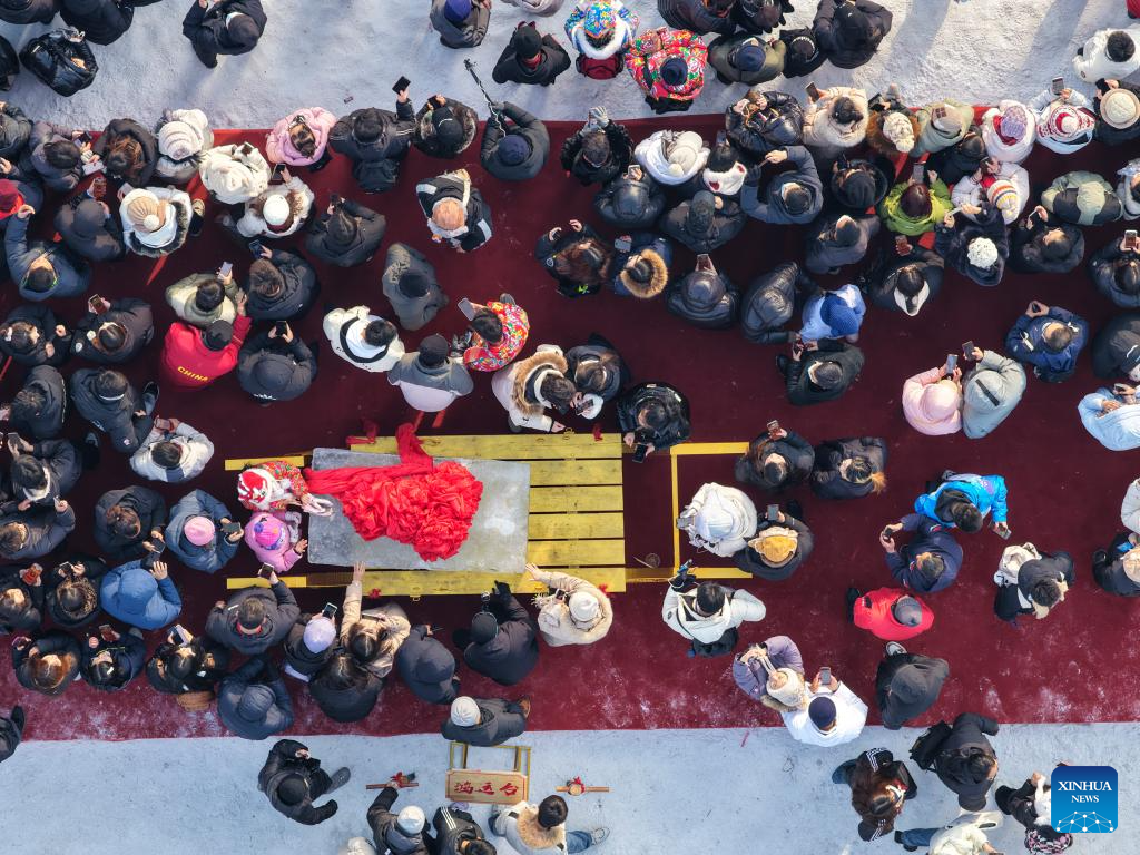 Ice collecting festival kicks off in Harbin, NE China's Heilongjiang