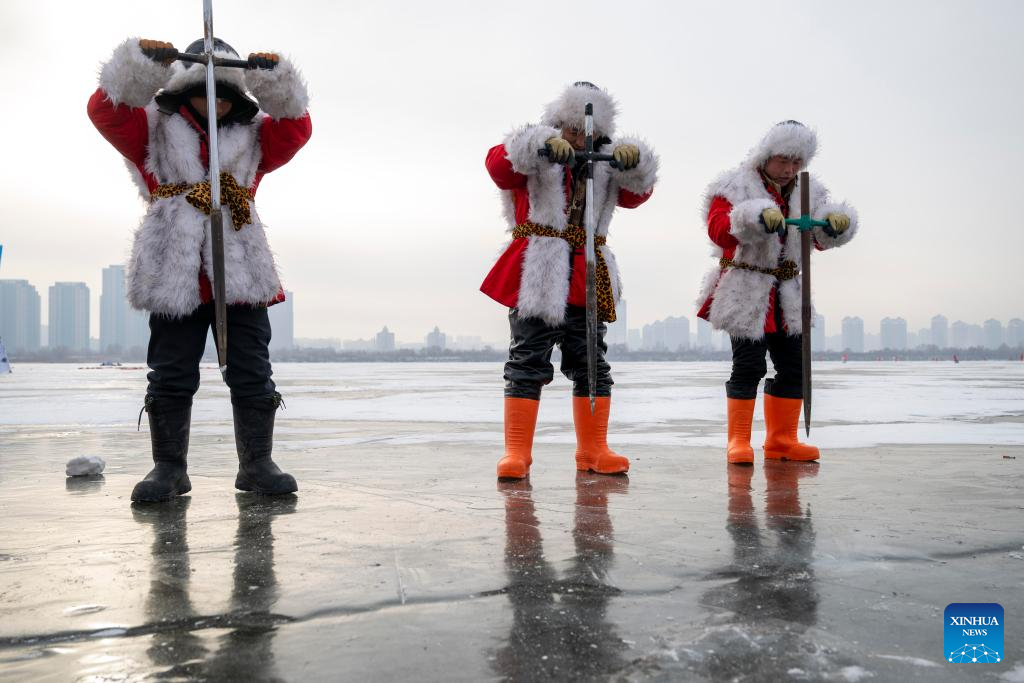 Ice collecting festival kicks off in Harbin, NE China's Heilongjiang