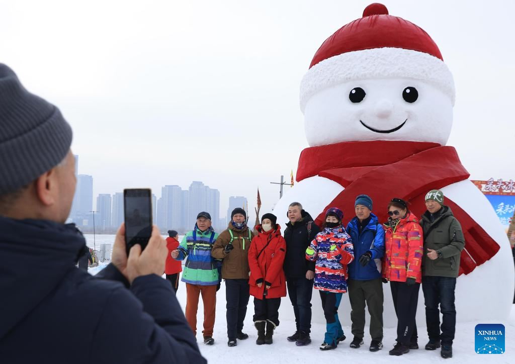 Ice collecting festival kicks off in Harbin, NE China's Heilongjiang