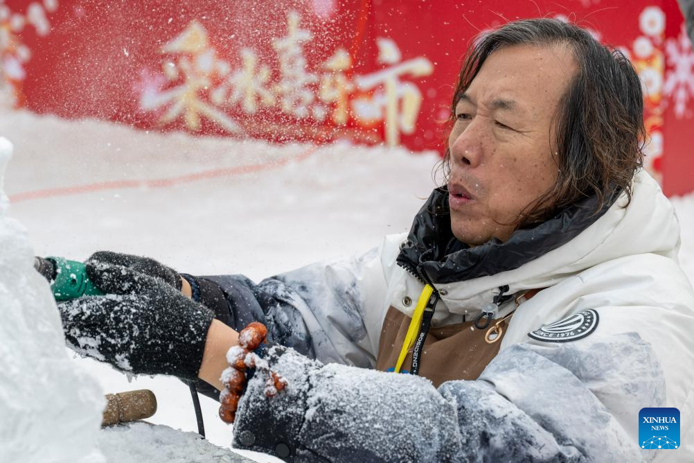 Ice collecting festival kicks off in Harbin, NE China's Heilongjiang