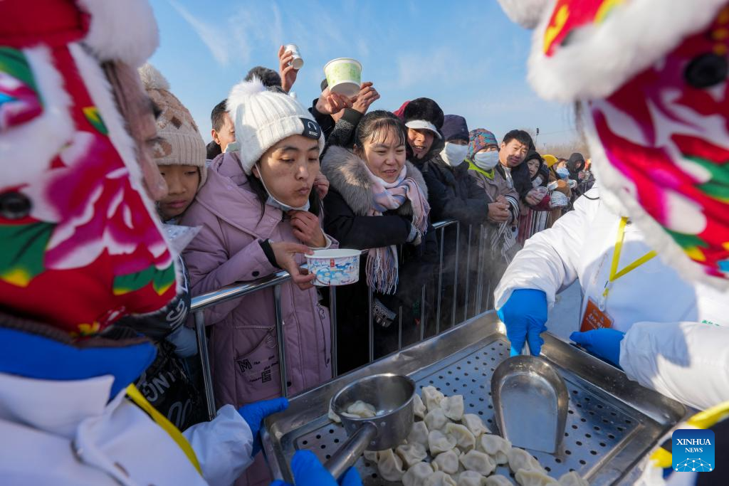 Ice collecting festival kicks off in Harbin, NE China's Heilongjiang