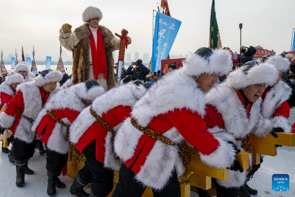 Ice collecting festival kicks off in Harbin, NE China's Heilongjiang