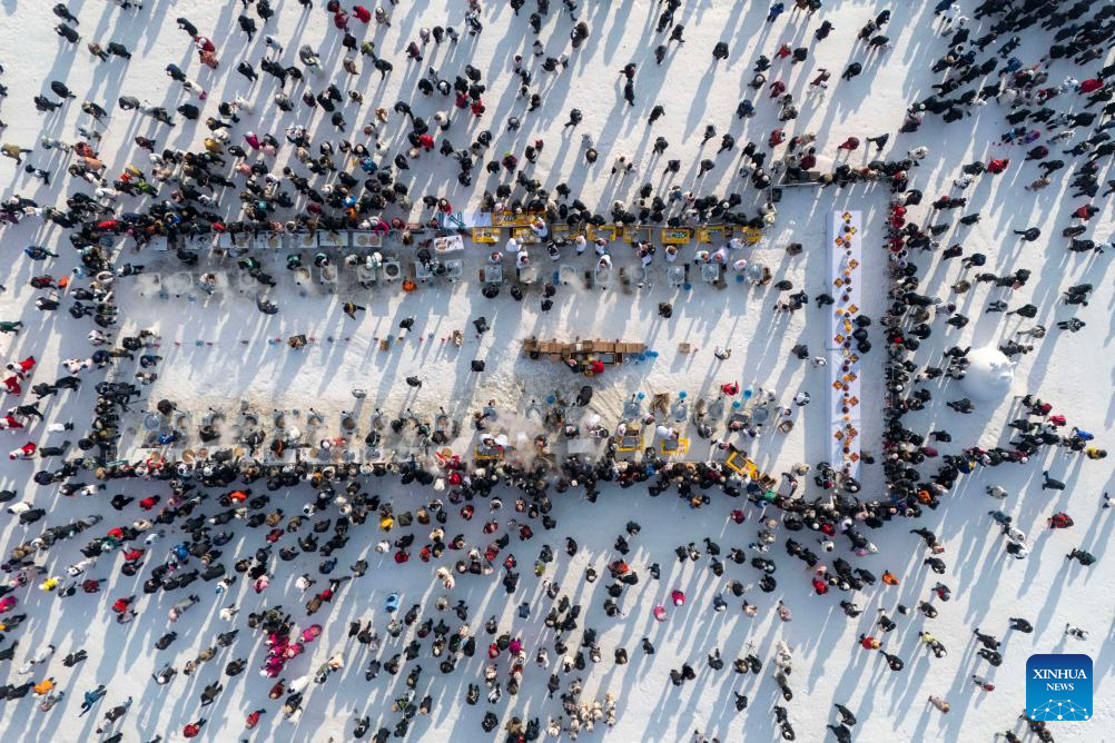 Ice collecting festival kicks off in Harbin, NE China's Heilongjiang