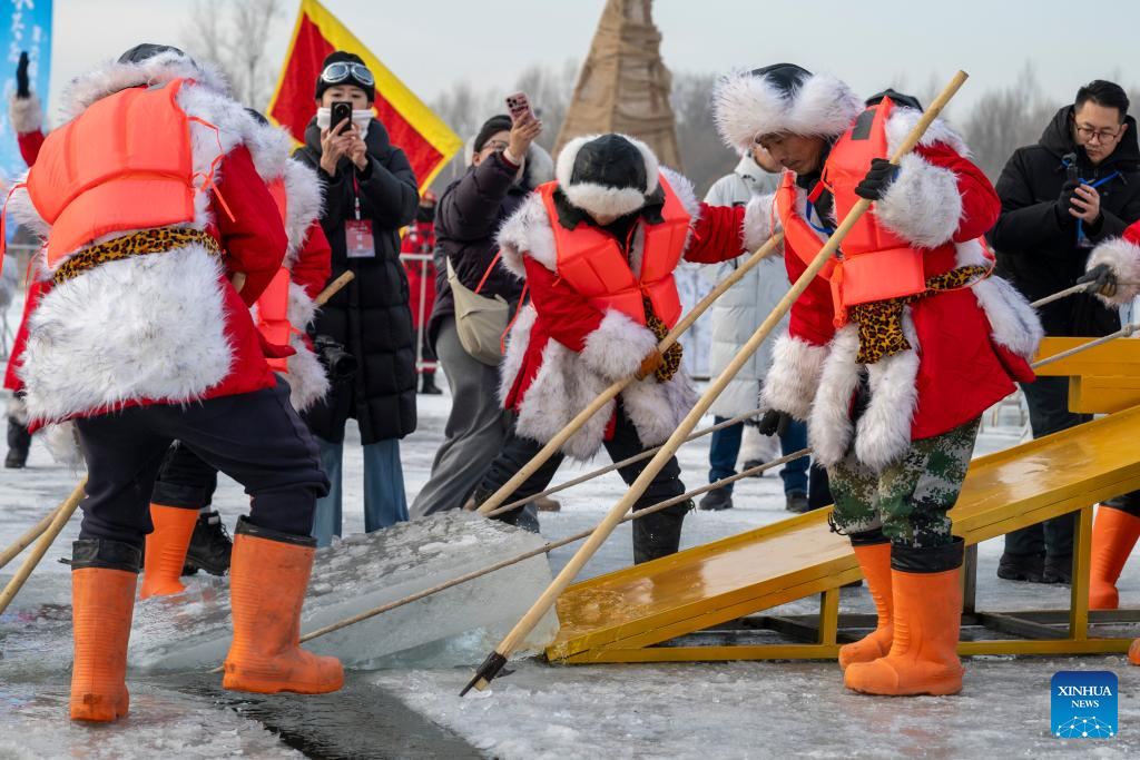 Ice collecting festival kicks off in Harbin, NE China's Heilongjiang