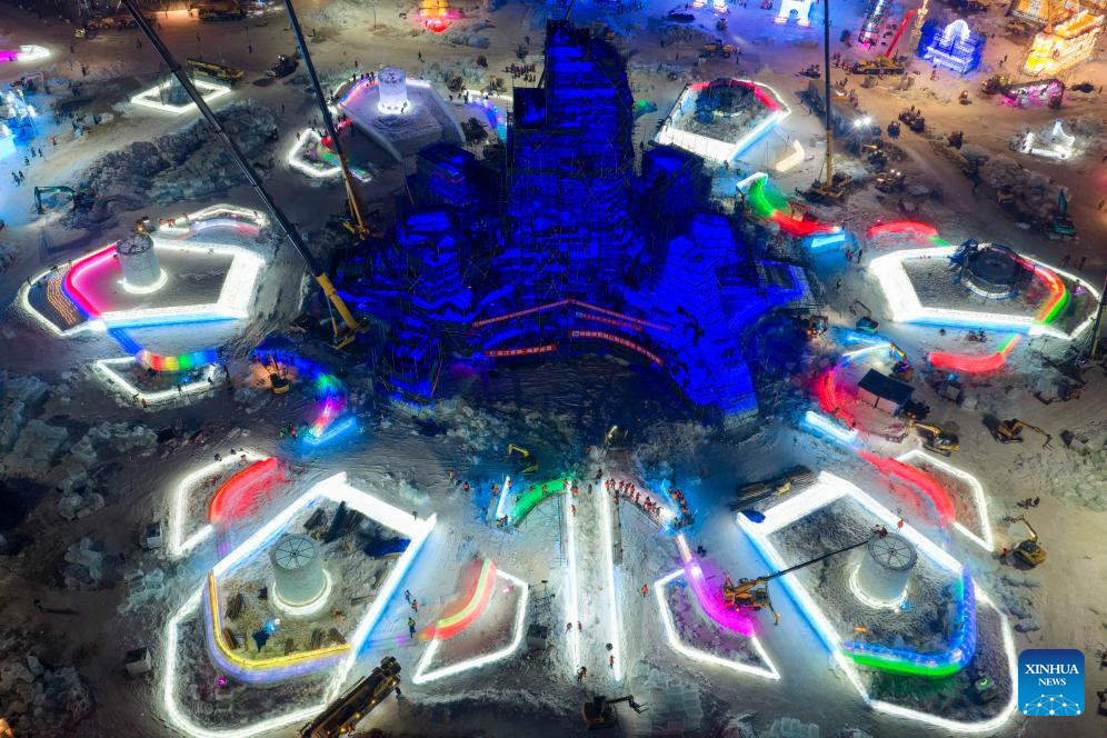 Main tower of 27th edition of Harbin Ice and Snow World topped out in NE China