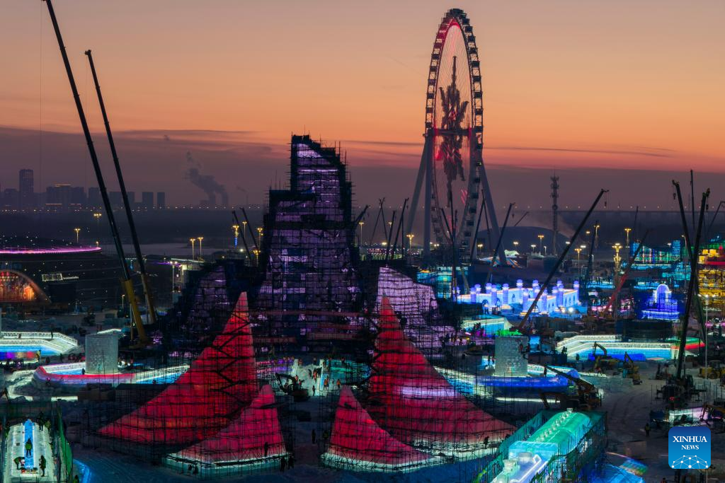 Main tower of 27th edition of Harbin Ice and Snow World topped out in NE China