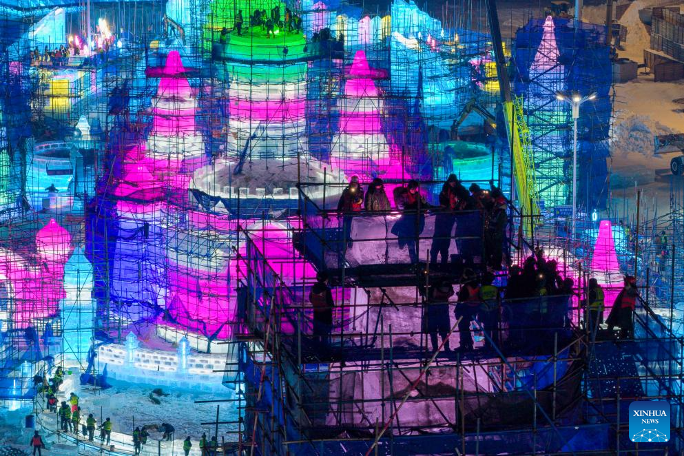 Main tower of 27th edition of Harbin Ice and Snow World topped out in NE China
