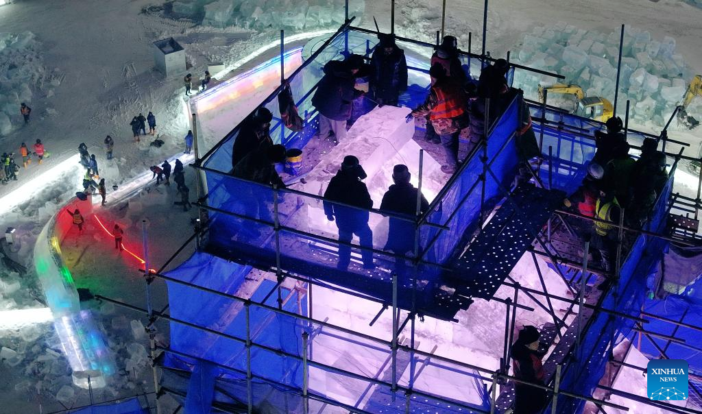 Main tower of 27th edition of Harbin Ice and Snow World topped out in NE China