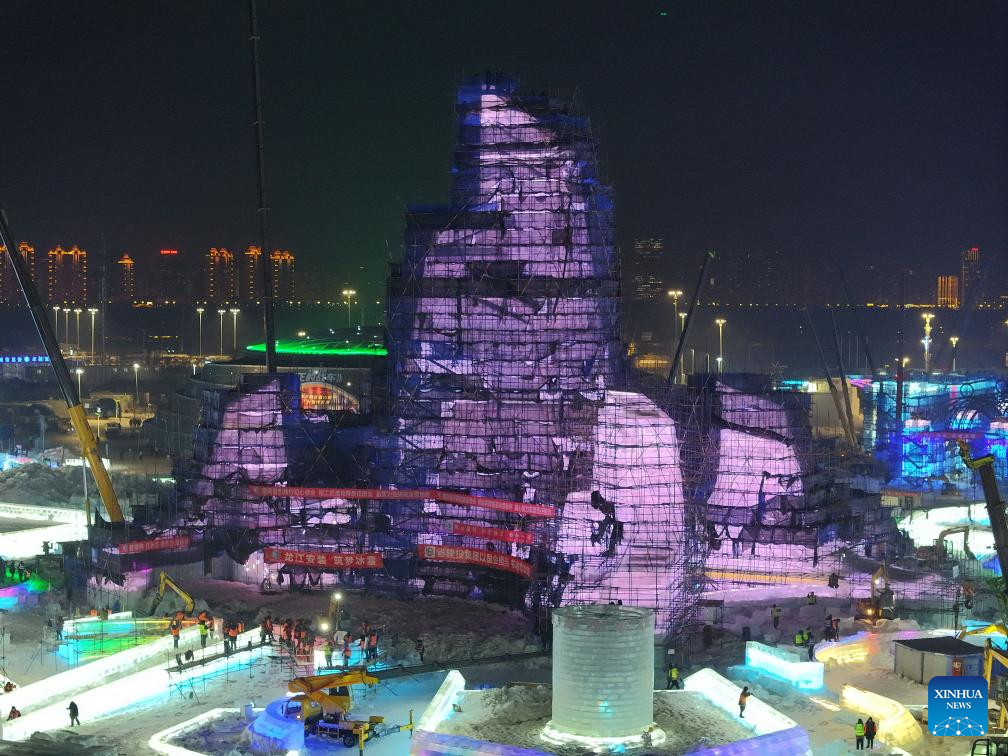 Main tower of 27th edition of Harbin Ice and Snow World topped out in NE China