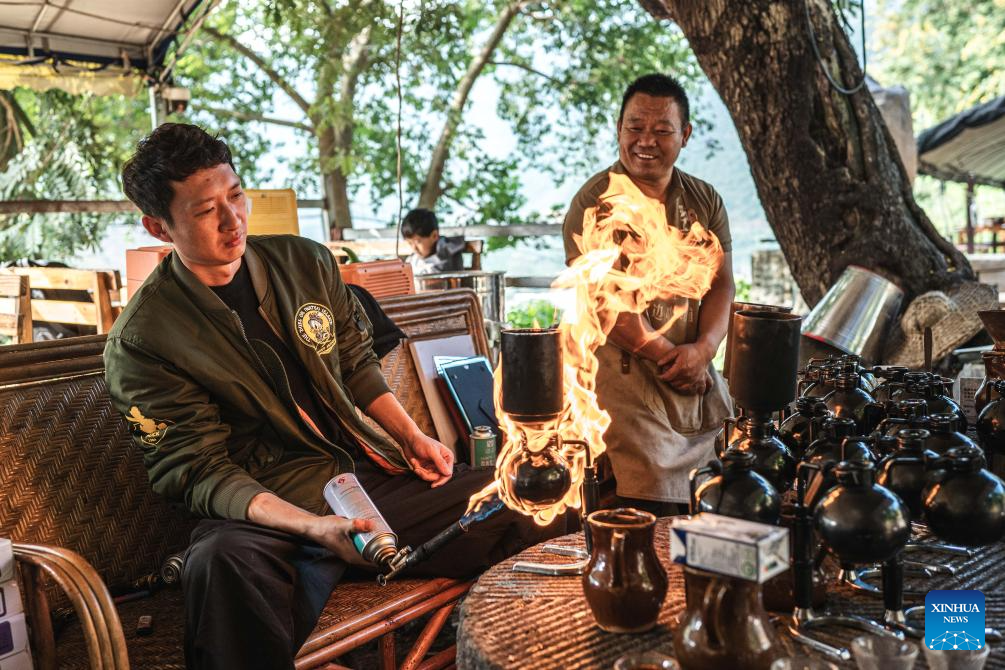 Rich coffee aromas float across China and Türkiye