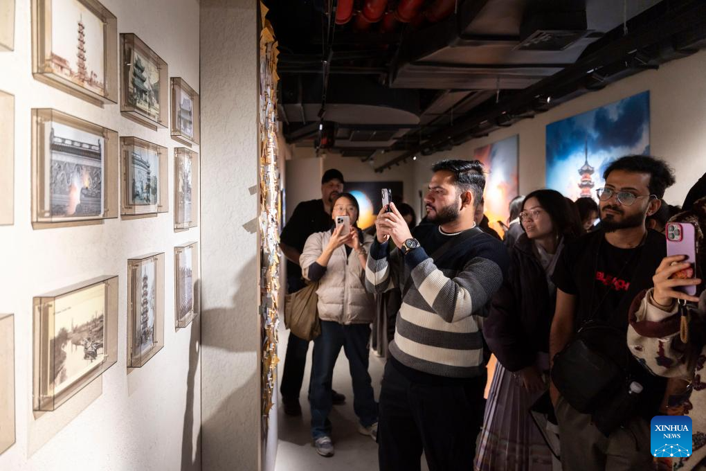 Guests attending 4th Shanghai Int'l Literature Week visit cultural sites