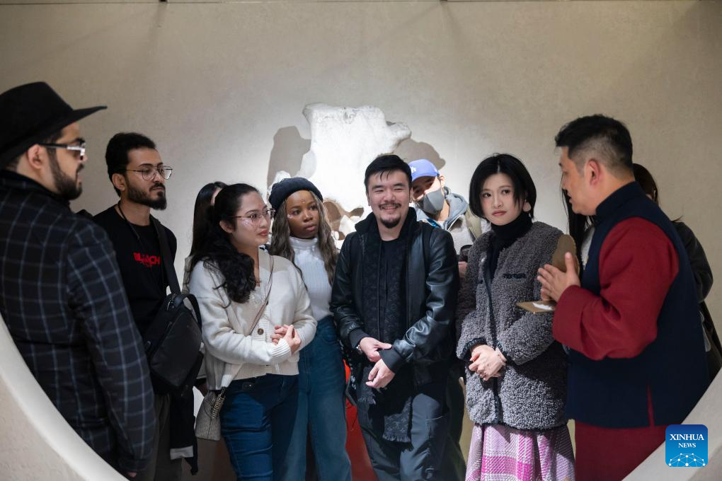 Guests attending 4th Shanghai Int'l Literature Week visit cultural sites