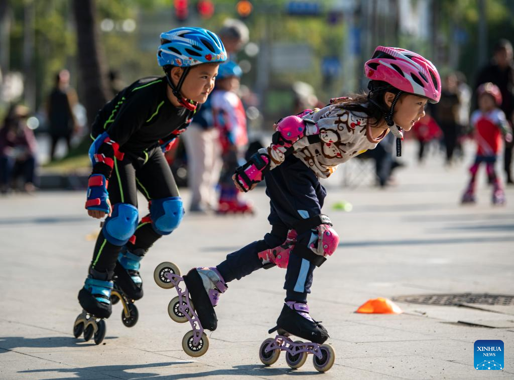 People enjoy leisure time in China's Hainan