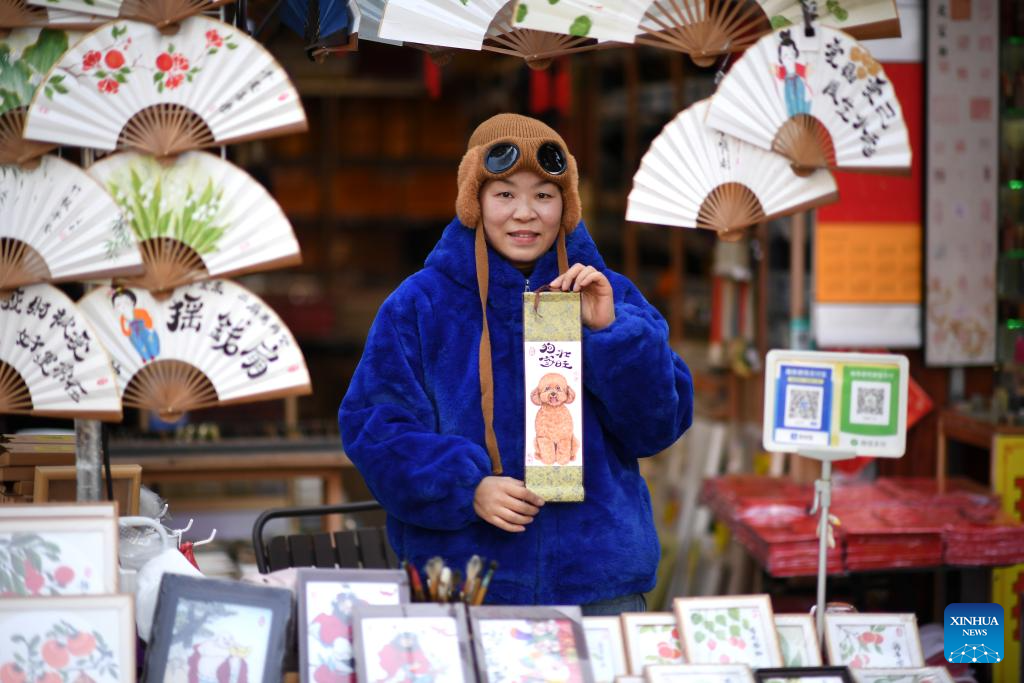 Custom pet portrait service injects vitality to centuries-old neighborhood in Xi'an, northwest China