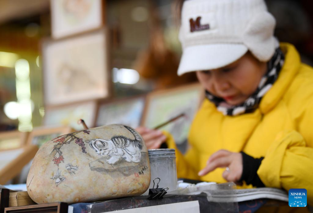 Custom pet portrait service injects vitality to centuries-old neighborhood in Xi'an, northwest China