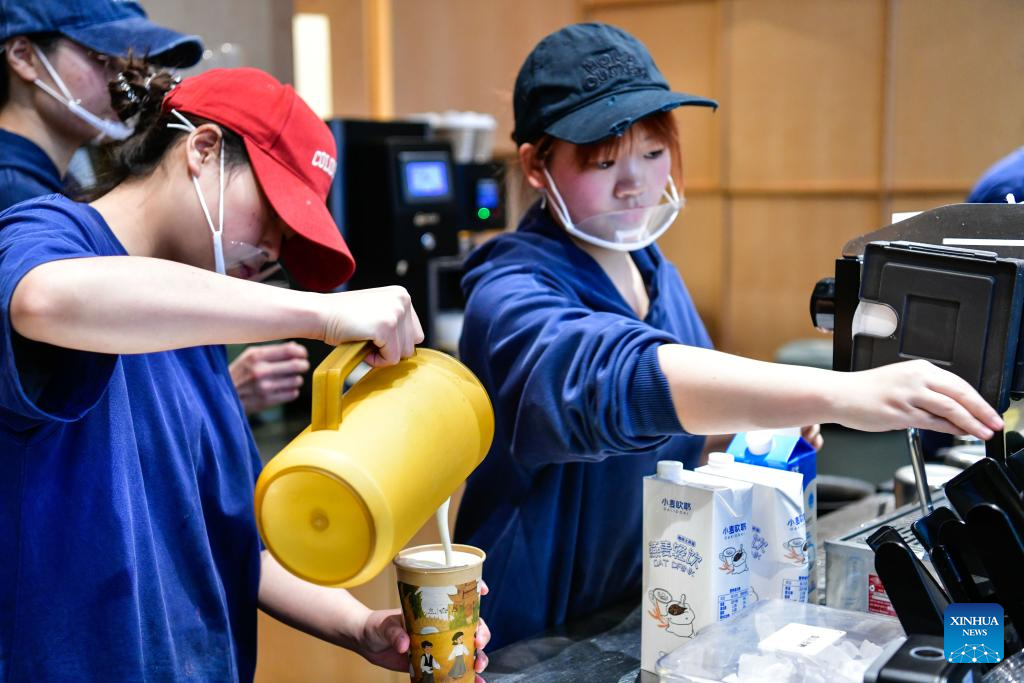 Beverage shops in SW China's Guiyang innovate tea drinks with local ingredients