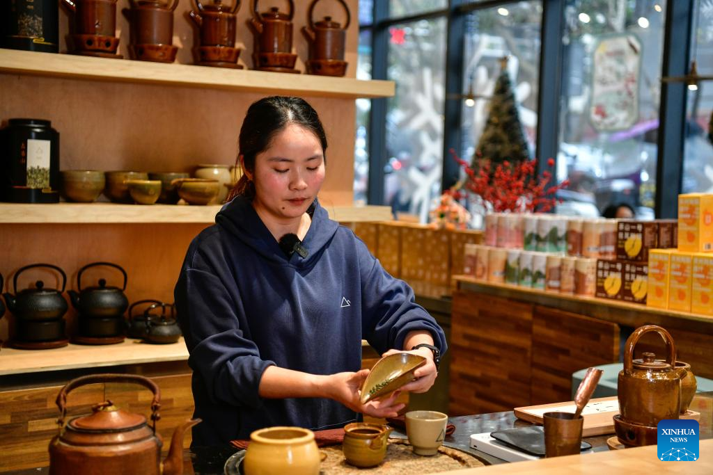 Beverage shops in SW China's Guiyang innovate tea drinks with local ingredients