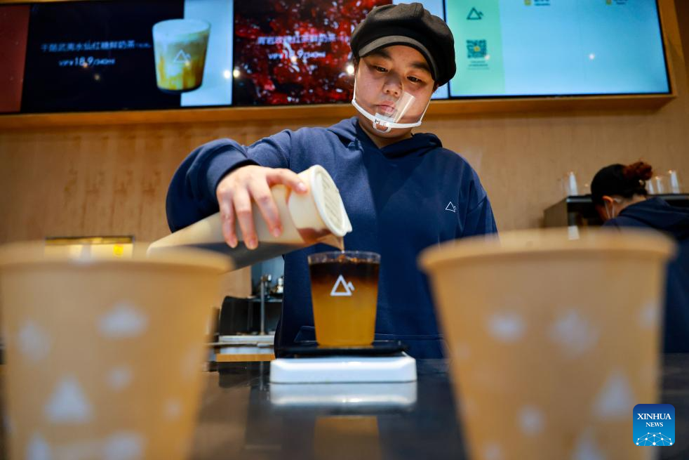 Beverage shops in SW China's Guiyang innovate tea drinks with local ingredients