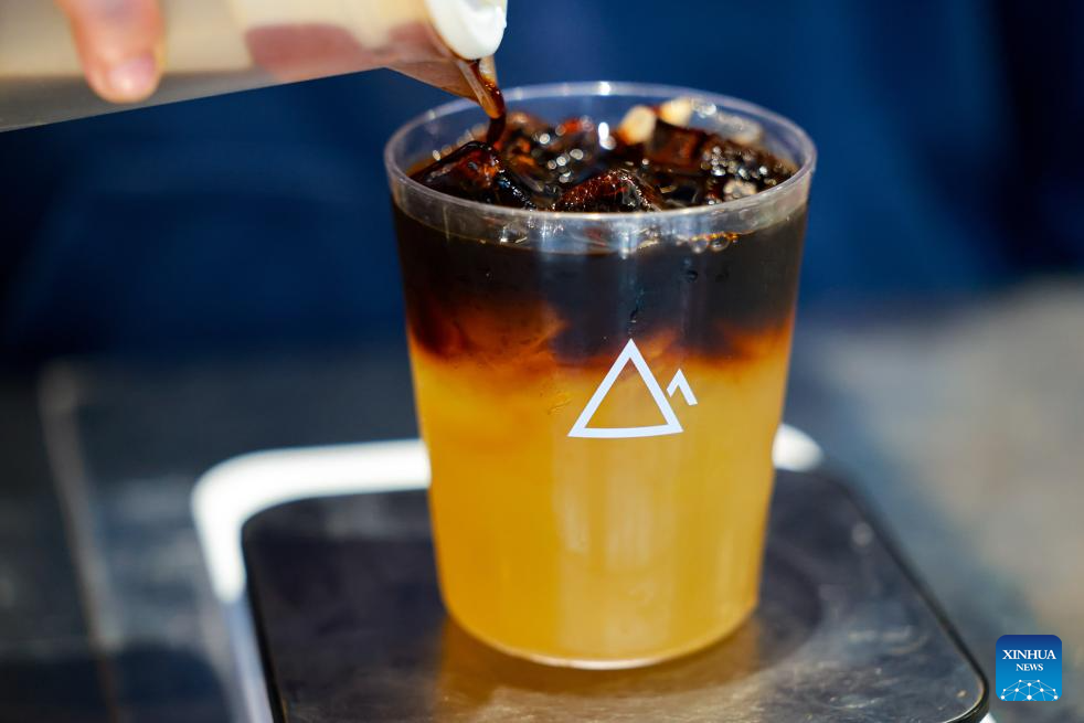 Beverage shops in SW China's Guiyang innovate tea drinks with local ingredients