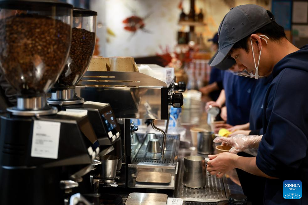 Beverage shops in SW China's Guiyang innovate tea drinks with local ingredients