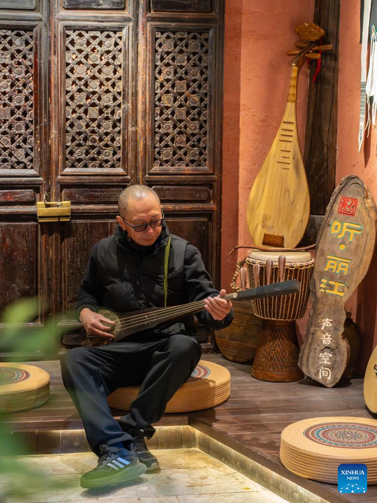 Musician transforms old house into music club in Lijiang, China's Yunnan