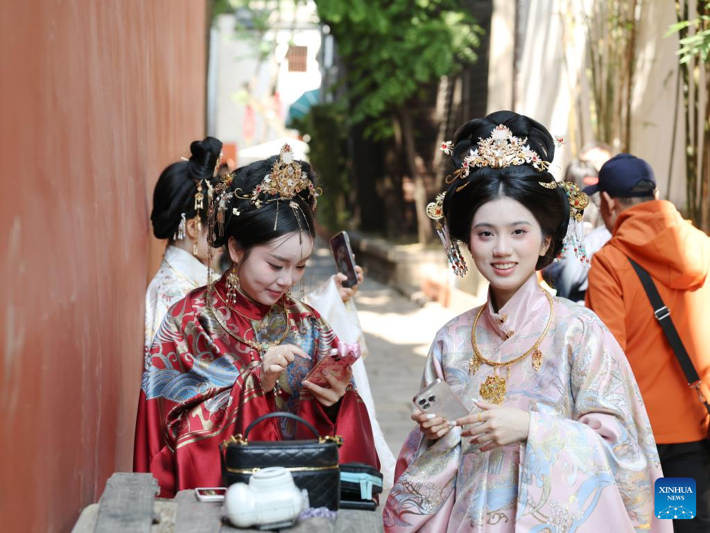 People enlighten historic blocks with traditional costumes in Fuzhou during Spring Festival holiday