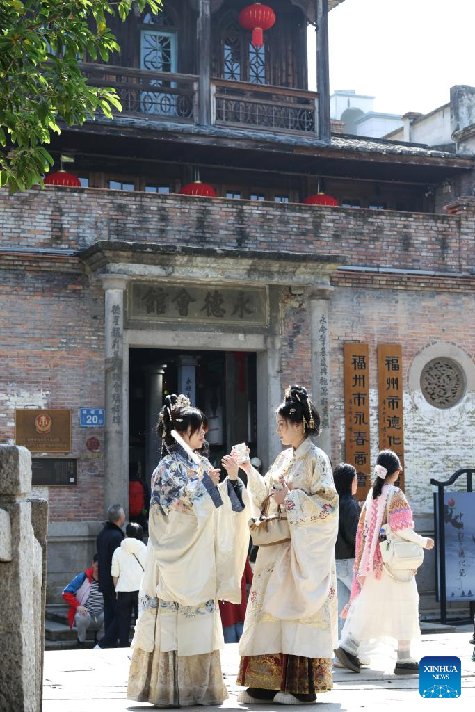 People enlighten historic blocks with traditional costumes in Fuzhou during Spring Festival holiday