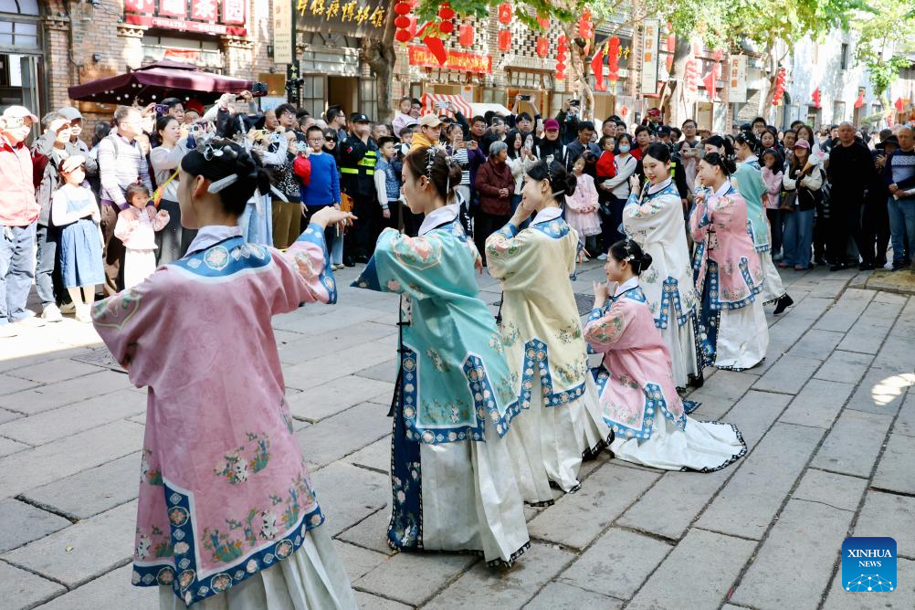People enlighten historic blocks with traditional costumes in Fuzhou during Spring Festival holiday