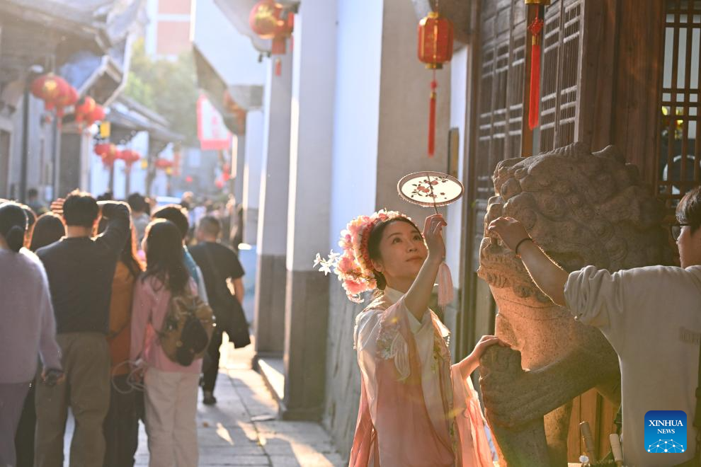 People enlighten historic blocks with traditional costumes in Fuzhou during Spring Festival holiday