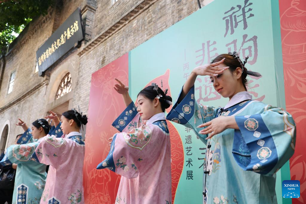 People enlighten historic blocks with traditional costumes in Fuzhou during Spring Festival holiday