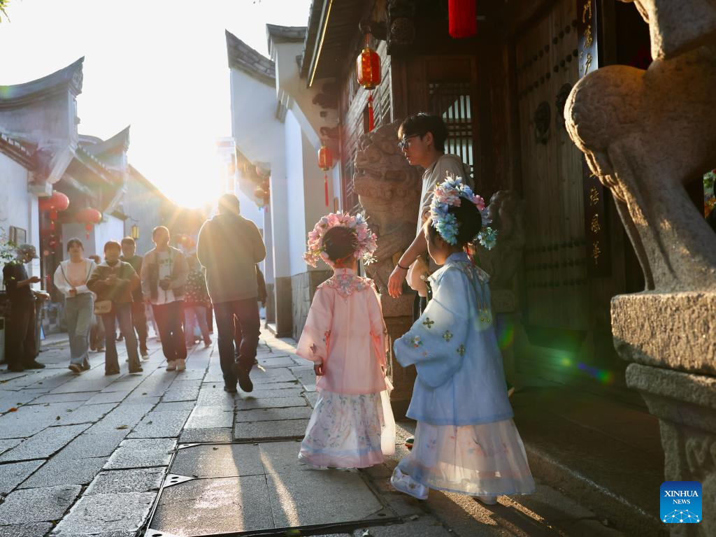 People enlighten historic blocks with traditional costumes in Fuzhou during Spring Festival holiday