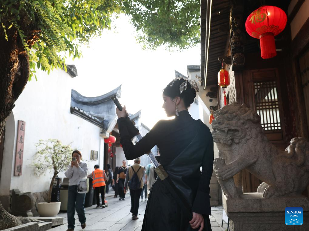 People enlighten historic blocks with traditional costumes in Fuzhou during Spring Festival holiday