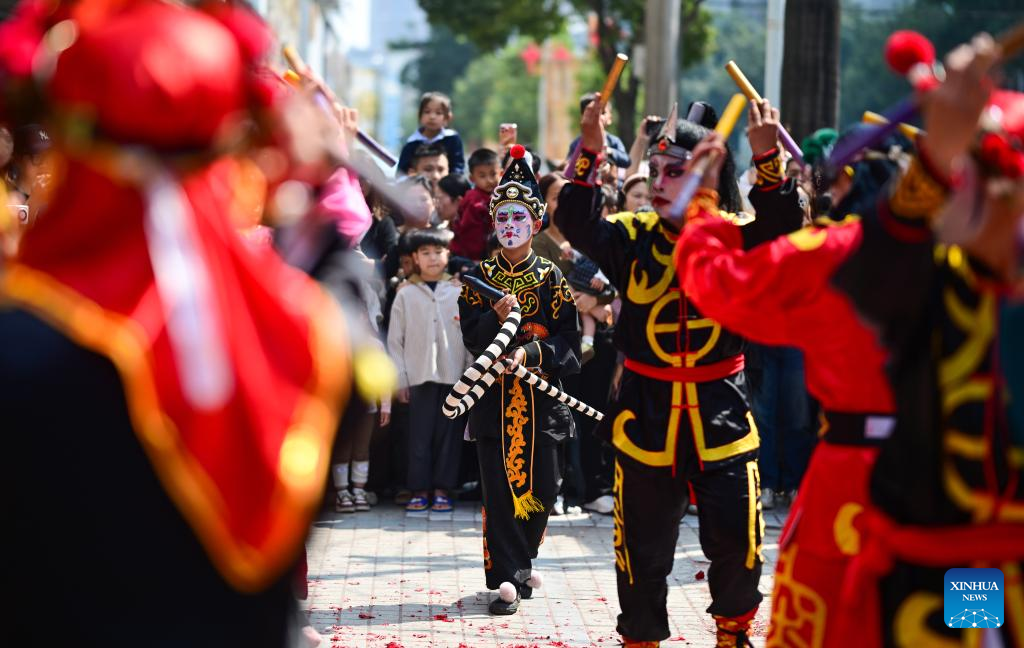 Yingge dance staged in S China's Guangdong to convey best wishes for new year
