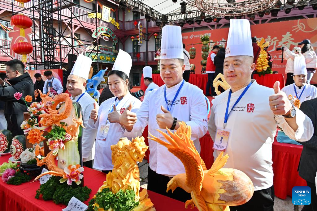 Radish carving competition held in E China's Qingdao