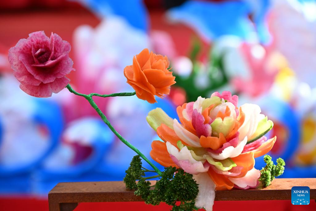 Radish carving competition held in E China's Qingdao