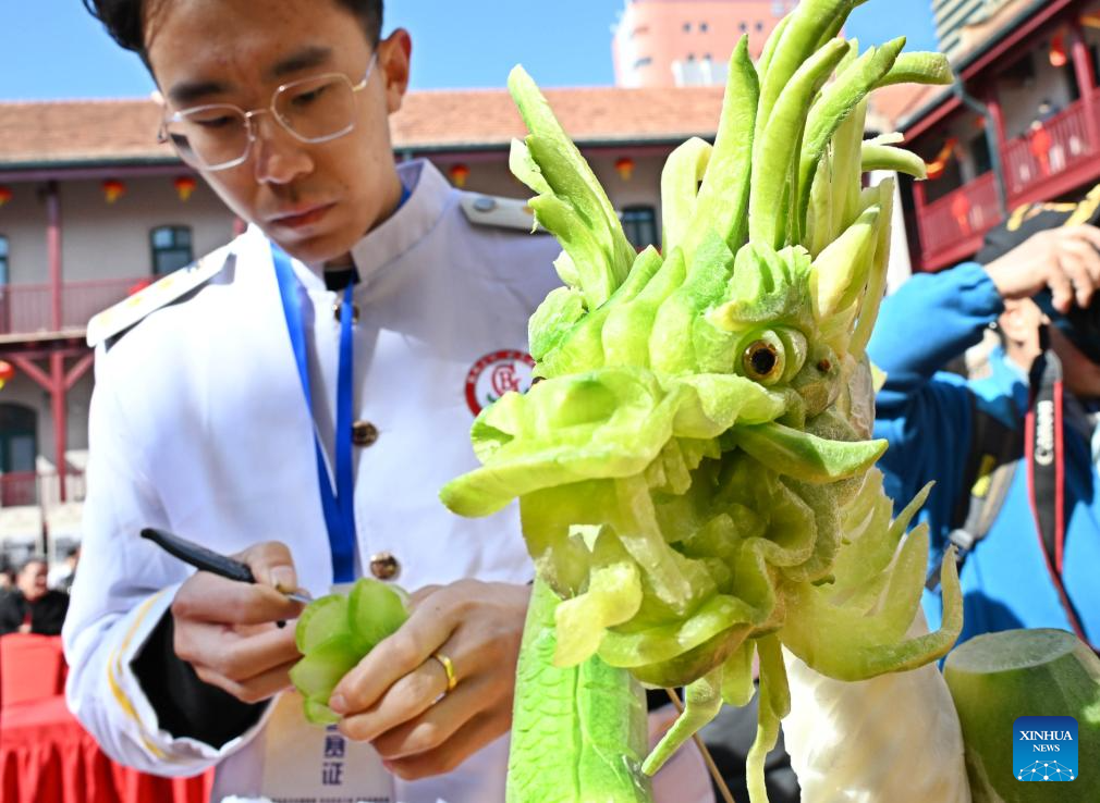 Radish carving competition held in E China's Qingdao