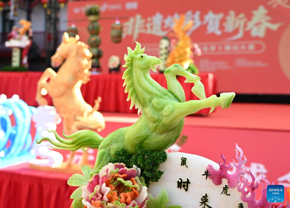 Radish carving competition held in E China's Qingdao