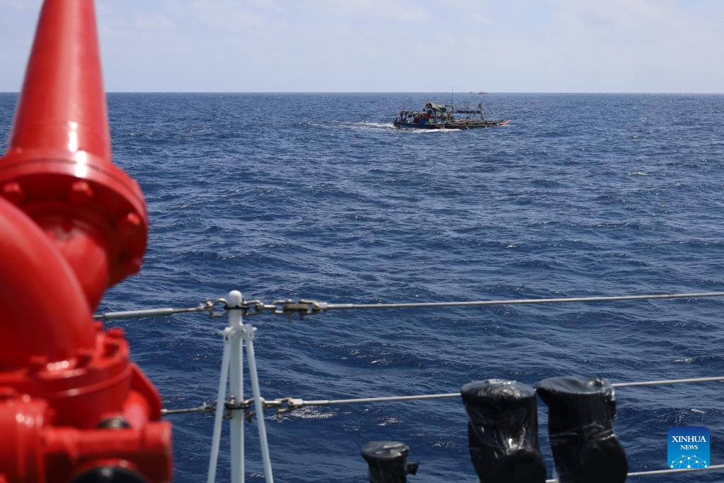 China Coast Guard drives away Philippine vessels illegally intruding into Huangyan Dao waters