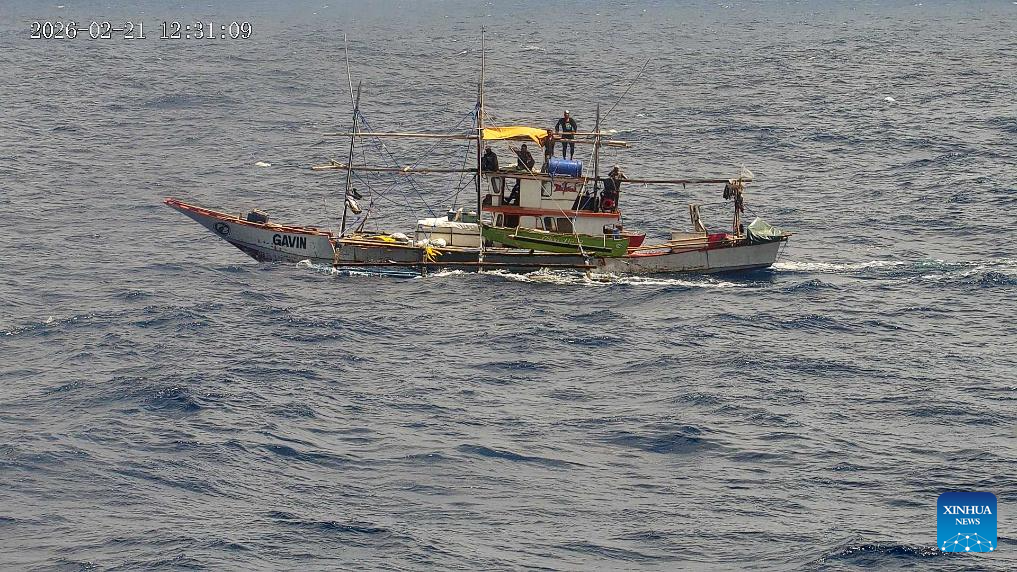 China Coast Guard drives away Philippine vessels illegally intruding into Huangyan Dao waters
