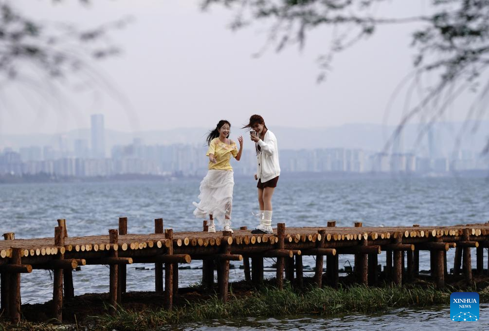 Spring scenery of Dianchi Lake attracts tourists in SW China's Yunnan