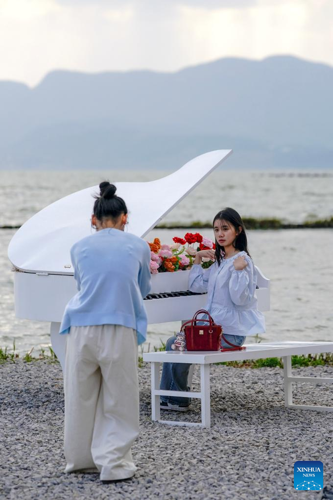 Spring scenery of Dianchi Lake attracts tourists in SW China's Yunnan