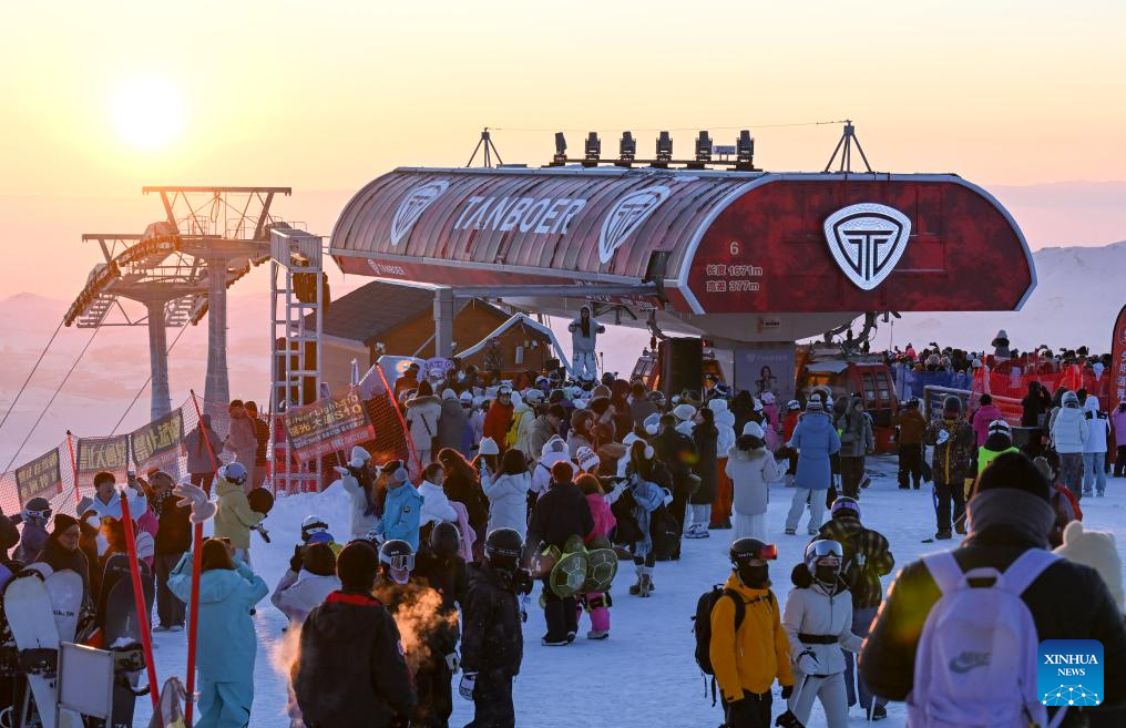 Major ski resorts gain strong popularity in Altay, NW China's Xinjiang