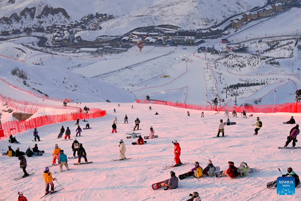 Major ski resorts gain strong popularity in Altay, NW China's Xinjiang