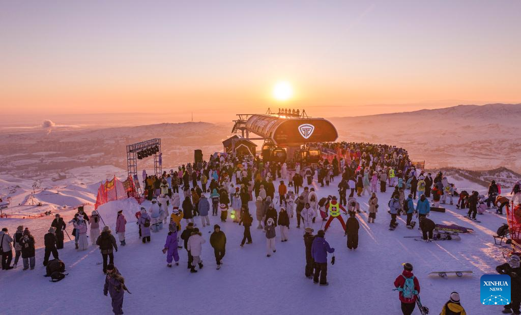 Major ski resorts gain strong popularity in Altay, NW China's Xinjiang