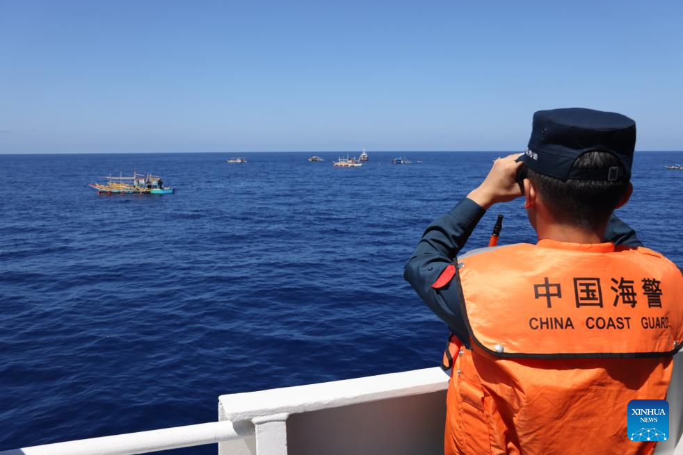 China Coast Guard drives away Philippine vessels illegally intruding into Huangyan Dao waters