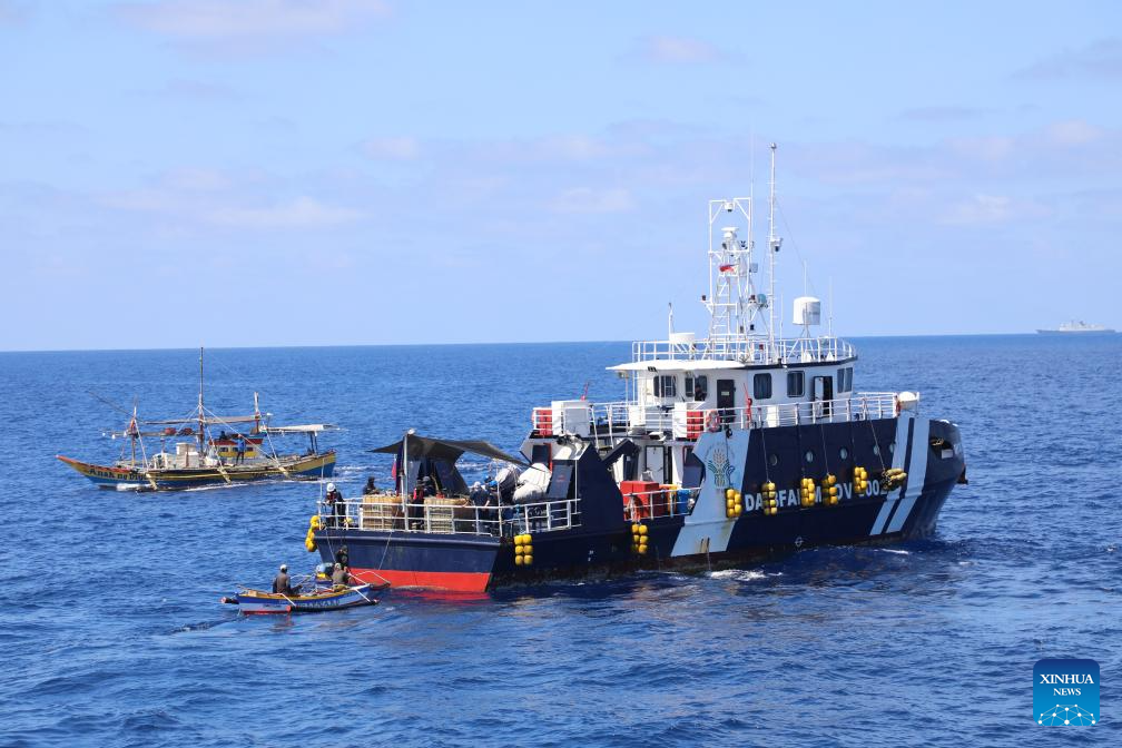 China Coast Guard drives away Philippine vessels illegally intruding into Huangyan Dao waters
