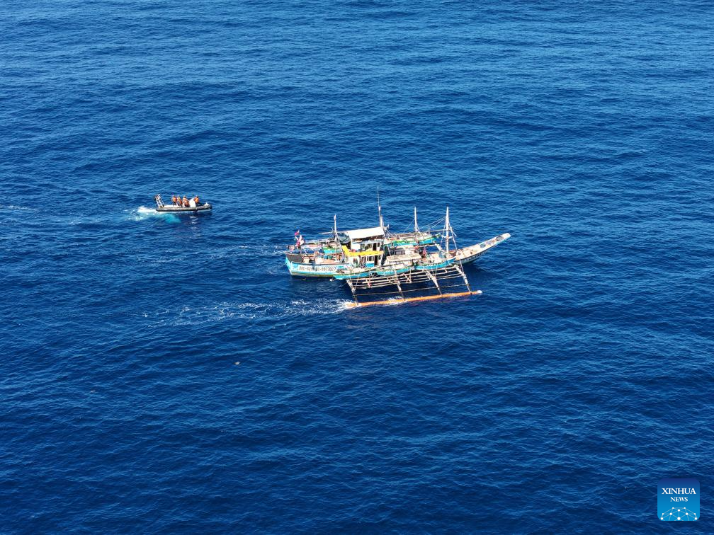 China Coast Guard drives away Philippine vessels illegally intruding into Huangyan Dao waters