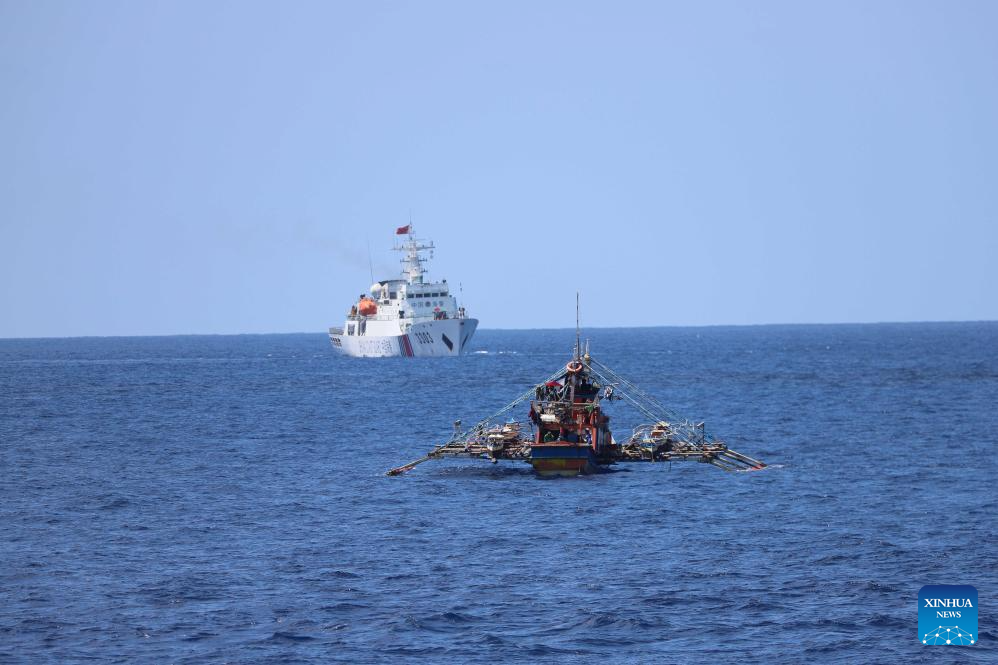 China Coast Guard drives away Philippine vessels illegally intruding into Huangyan Dao waters
