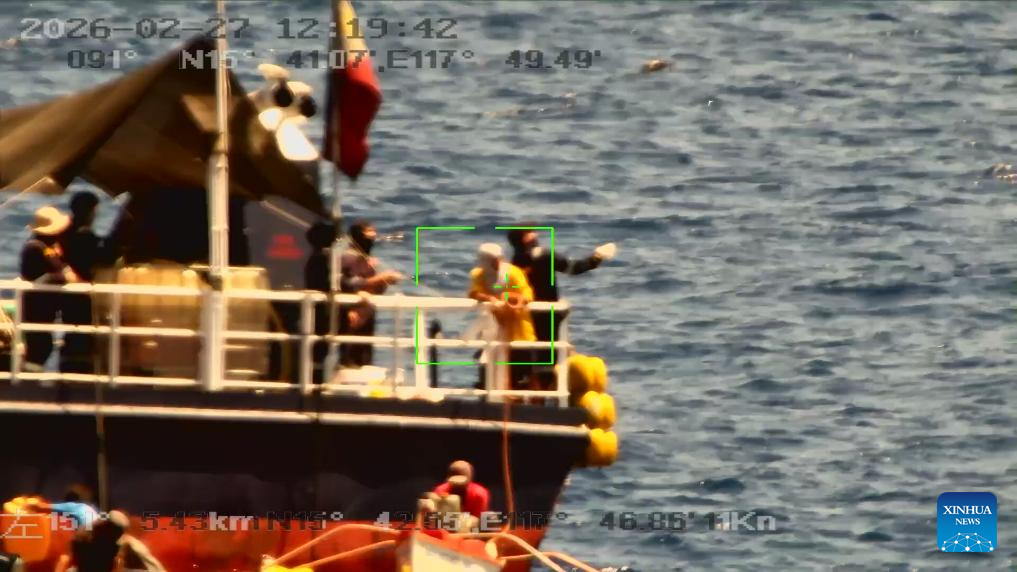 China Coast Guard drives away Philippine vessels illegally intruding into Huangyan Dao waters