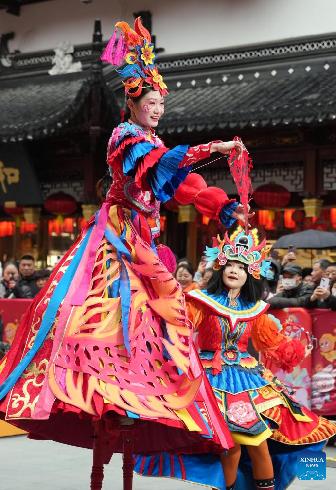 Lantern Festival celebrations draw large numbers of tourists at Yuyuan Garden in Shanghai
